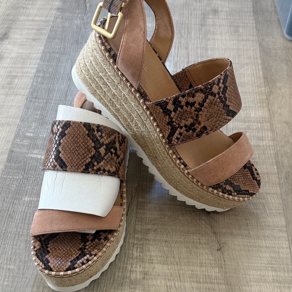 Crown Vintage Tan‎ and Brown Snake Print Wedges